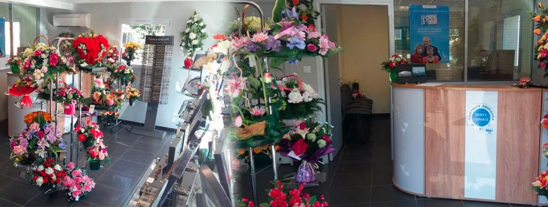 Plaques funéraires, fleurs artificielles, personnalisations...