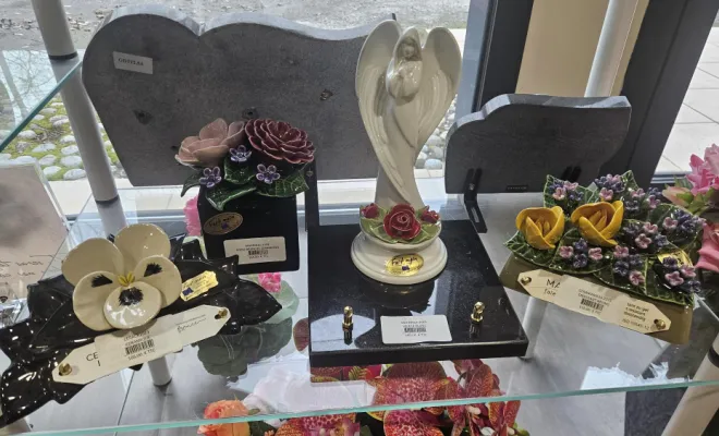 Ange, cube fleuri ... en articles funéraires